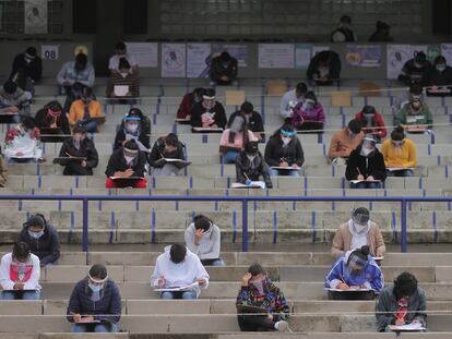 Estudiantes ante el examen de admisión a la UNAM, en Ciudad de México, en agosto de 2020.