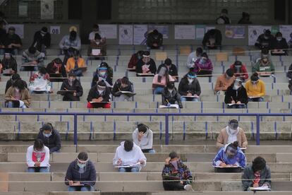 Estudiantes toman examen de admisión con medidas sanitarias por COVID-19