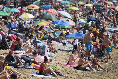 Bañistas en la playa de Southend, en el Reino Unido, este 31 de julio, que se espera sea el día más caluroso del año en este país.