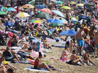 Bañistas en la playa de Southend, en el Reino Unido, este 31 de julio, que se espera sea el día más caluroso del año en este país.
