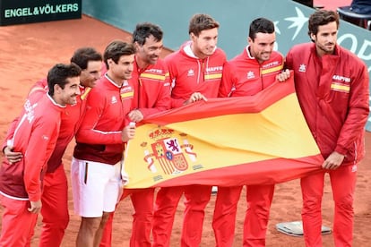 Los integrantes del equipo español sujetan la bandera española tras conseguir la victoria ante la selección alemana, el 8 de abril de 2018.