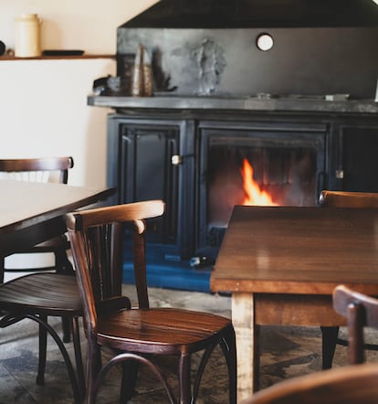 La zona del bar con la chimenea.