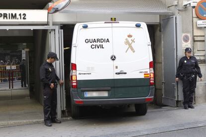 Un furg&oacute;n policial con detenidos de la Operaci&oacute;n P&uacute;nica, el pasado jueves. 