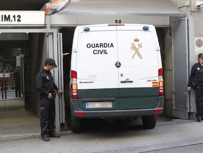 Un furg&oacute;n policial con detenidos de la Operaci&oacute;n P&uacute;nica, el pasado jueves. 