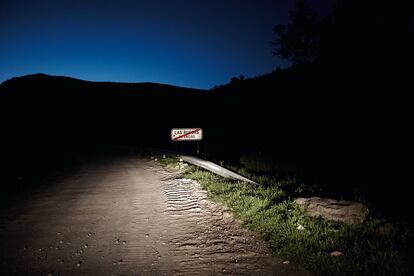 Una de las carreteras que lleva al pueblo, y que se construyó para facilitar el acceso a las obras de la presa que lo hará desaparecer.