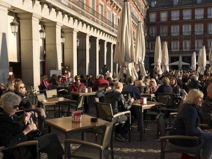 Un grupo de turistas sentados en una terraza de la Plaza Mayor, en pleno centro de Madrid. 