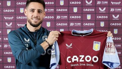 Álex Moreno posa con la camiseta del Aston Villa en una imagen cedida por el club inglés.