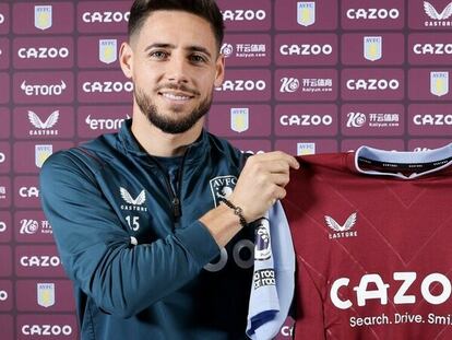 Álex Moreno posa con la camiseta del Aston Villa en una imagen cedida por el club inglés.