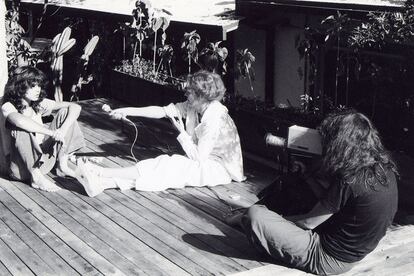 Maria Schneider, Delphine Seyrig y Carole Roussopoulos en el rodaje de ‘Calladita estás más guapa’, en 1975.