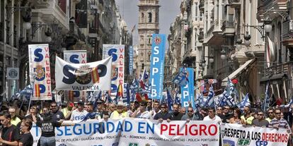 Manifestación de policías, bomberos y guardias civiles en Valencia.