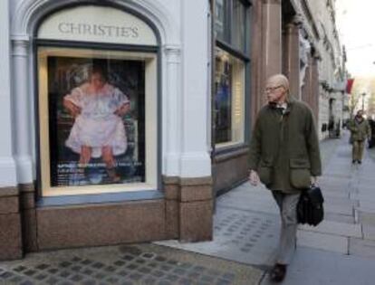 Un hombre pasa junto a la casa de subastas Christie's en Londres. EFE/Archivo