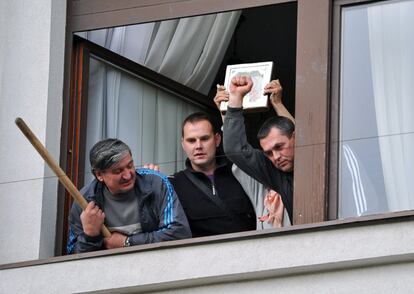 Los manifestantes separatistas que se han concentrado delante del edificio oficial después de que un grupo de hombres, muchos de ellos enmascarados, lo hayan tomado, han formado un pasillo con la intención de permitir que los agentes salgan siempre y cuando se quiten sus cascos y dejen sus armas.