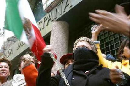 Seguidores de López Obrador bloquean el acceso a la Embajada de España en Ciudad de México.