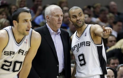 El entrenador de San Antonio Spurs, Gregg Popovich, estucha a Tony Parker en presencia de Manu Ginobili.