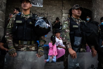 Fuerzas Especiales de la Policía rodean la plaza mayor de Ayacucho por una manifestación, el 21 de diciembre.