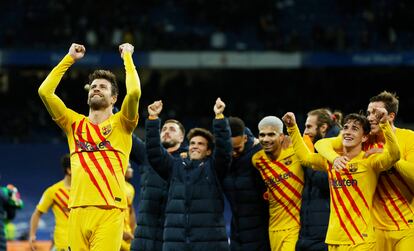 Los jugadores del Barça festejan el triunfo en el Bernabéu.