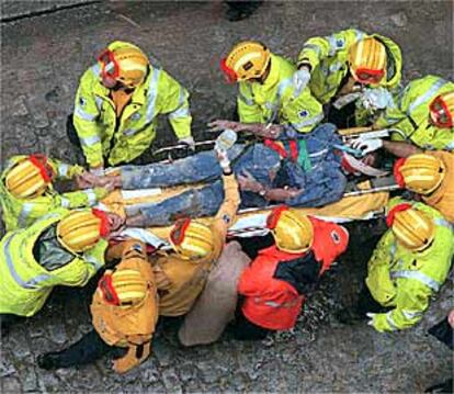 Miembros del SAMUR atienden al obrero herido ayer en el accidente ocurrido en Madrid.