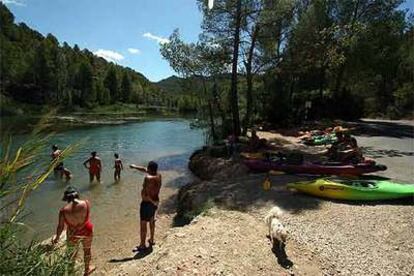 Un baño en  la reserva natural de las Hoces del Cabriel (Cuenca).