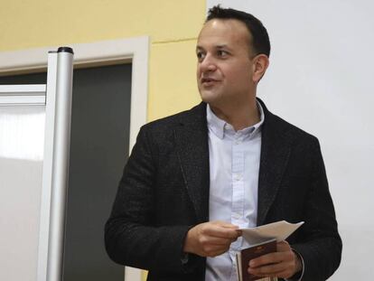 El primer ministro de Irlanda, Leo Varadkar, en un colegio electoral de Dublín este sábado. 