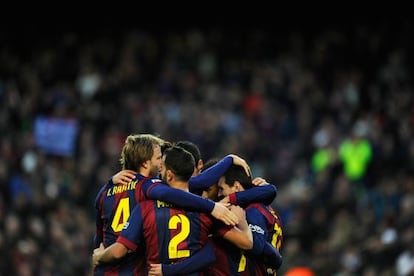 El Barcelona celebra con una piña uno de los cinco goles marcados al Levante en el Camp Nou.