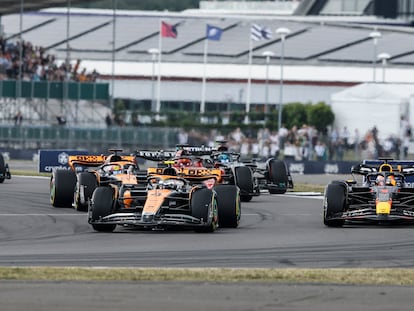 Norris y Verstappen luchando por la primera posición durante el GP de Gran Bretaña.