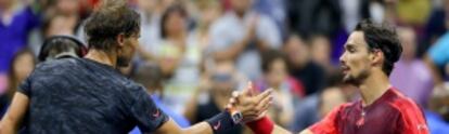 Nadal estrecha la mano con Fognini tras su duelo en Nueva York.