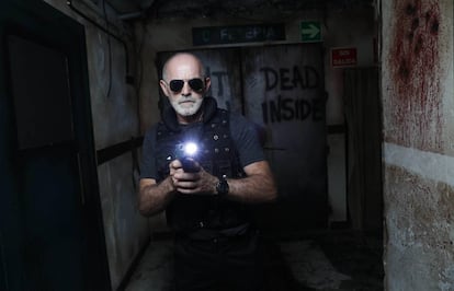 Juan Luis Menor, en el pasaje del terror de Madrid interpretando a un policía en 'The Walking Dead'. 