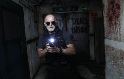 Juan Luis Menor, en el pasaje del terror de Madrid interpretando a un policía en 'The Walking Dead'.