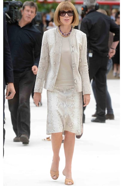 Anna Wintour escogió un elegente traje de chaqueta de piel de pitón para acudir al desfile de Burberry.