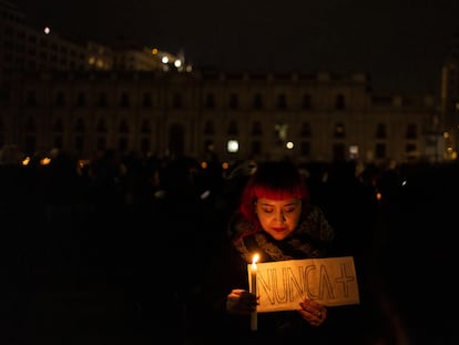 Una mujer participa en las conmemoraciones.