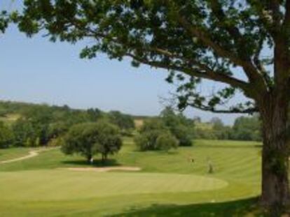 Un campeonato de golf a la vista de los peregrinos