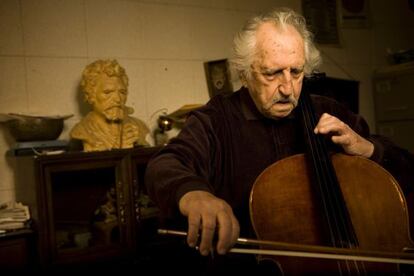 Fred Katz, violonchelista y m&uacute;sico de jazz.