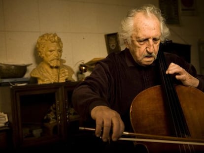 Fred Katz, violonchelista y m&uacute;sico de jazz.