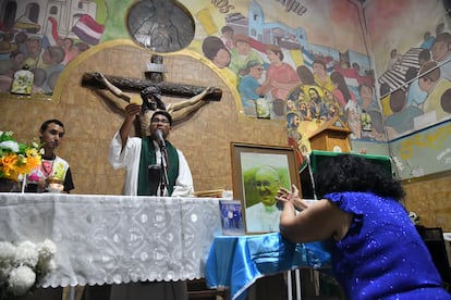 El cura Jesús Carides oficia una misa en la Parroquia Virgen de los Milagros Caacupé ante el estado de salud del papa Francisco, el 20 de febrero en Buenos Aires.