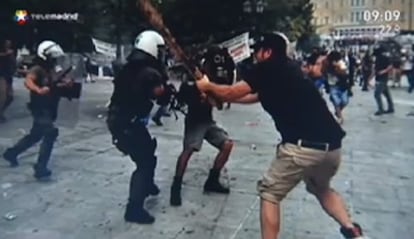 Imagen que usó Telemadrid de los disturbios en Grecia después de la huelga general del pasado miércoles.