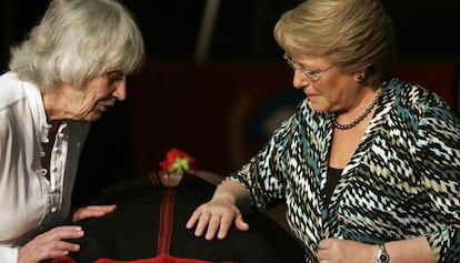 Joan Turner, viuda de Víctor Jara, y la entonces presidenta de Chile, Michelle Bachelet, junto al féretr