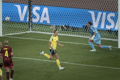 Fridolina Rolfo (centro) celebra el gol del 3-1 ante Alemania.