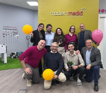 Foto de familia del equipo Madein:Media en su sede de Málaga.