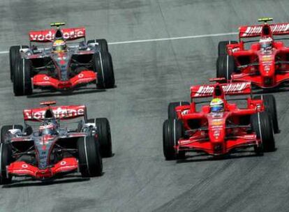 Momento en el que, tras la salida, Alonso adelanta al Ferrari de Massa y, detrás, Hamilton al de Raikkonen.