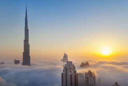 Altísimas torres puntiagudas, veleros metálicos y hasta un archipiélago artificial con forma de palmera que se adentra en el mar: la arquitectura urbana del mañana está en Dubái.