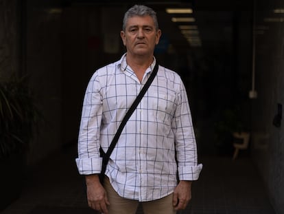 Antonio Gámez, de 54 años, cerca del CAS Horta donde es usuario por alcoholismo.