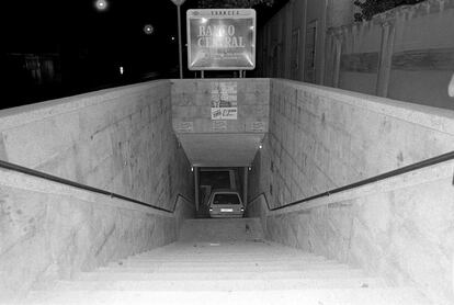 El 23 de junio de 1986 un coche Ford Fiesta invade la acera y cae por las escaleras de acceso de la boca del metro de la estación de Suanzes.