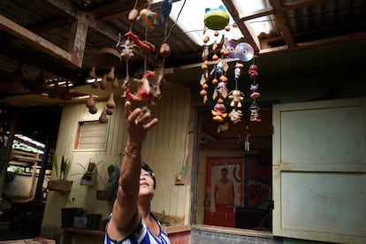 Doris Ortiz, de 65 años, en su casa en el territorio de Salitre. 