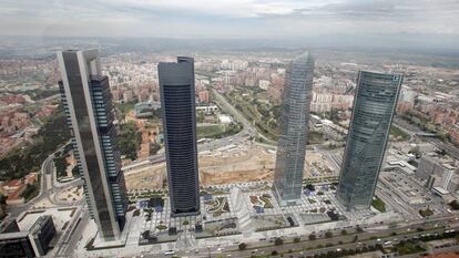 Vista de la zona norte de Madrid, con las cuatro torres en primer plano.