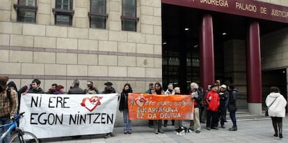 Concentración de apoyo a los jóvenes juzgados en Bilbao por el desalojo de Kukutza.