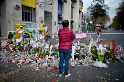 Una mujer cerca de la sala Bataclan.