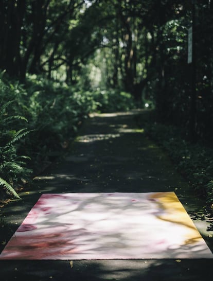 Con la alfombra Flame Rug, de la colección Tropicals, el estudio Forest & Whale propone un paseo por la naturaleza. |