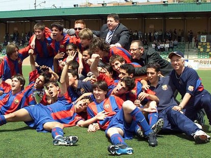 Leo Messi (front right), Cesc F&agrave;bregas (to his right) and Gerard Piqu&eacute; (back row) with the Barcelona youth team in 2003.