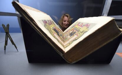 Una mujer observa un libro expuesto durante la exhibición "Mapas y Espacios. Redes de conocimiento de pintura de paisajes del siglo XVII" en el Centro de Arte y Tecnología de Karlsruhe (Alemania). La exposición, que abrirá sus puertas al público general del 12 de abril al 13 de julio, exhibirá cerca de 200 obras de varios museos europeos.