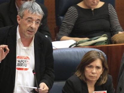 Gregorio Gordo, portavoz de IU en la Asamblea de Madrid, y las diputadas Lali Vaquero y Josefa Amat, durante un pleno.